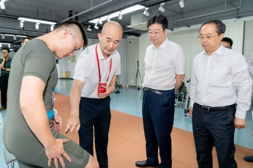 游钧书记调研参观首体院体医工融合高精尖创新平台_副本.jpg