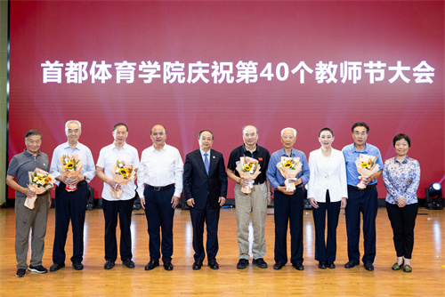 校领导与离退休代表合影.jpg