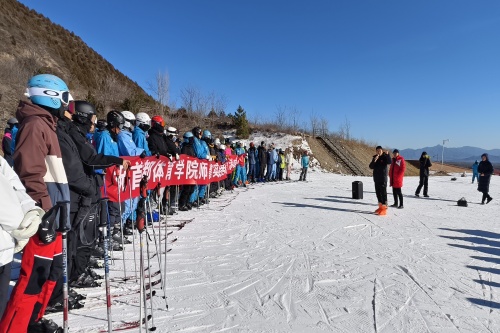 副院长丁传伟赴延庆石京龙雪场慰问学生_副本.jpg